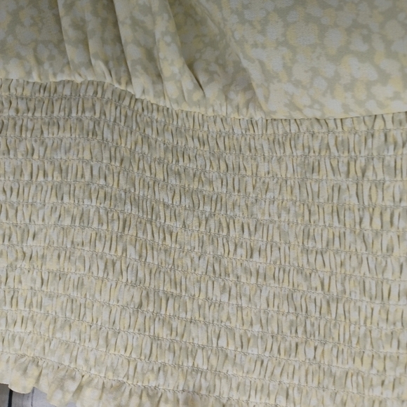 Aritiza Wilfred Wistful Blouse Smocked V-neck Contemporary blouse - Picture 4 of 16